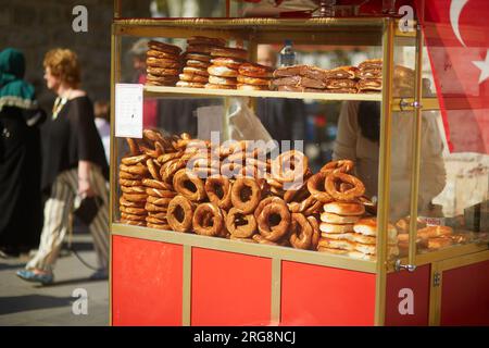 Molti bagel turchi freschi con sesamo noti come Simits in un mercato di strada a Istanbul, Turchia Foto Stock