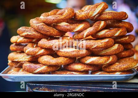 Molti bagel turchi freschi con sesamo noti come Simits in un mercato di strada a Istanbul, Turchia Foto Stock