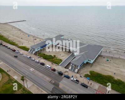 Galveston, Texas, USA - 23 luglio 2023: Foto aerea con drone, ristorante sulla spiaggia di Murdochs Foto Stock