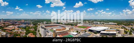 Austin, Texas, USA - 24 luglio 2023: Foto aerea Darrell K Royal Texas Memorial Stadium presso la University of Texas Austin Foto Stock