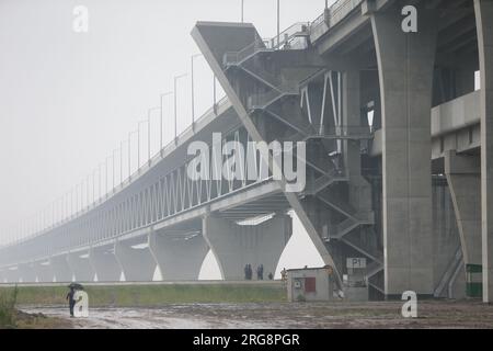 Ha Padma Multipurpose Bridge, Mawa End come trofeo ICC Cricket World Cup 2023 in mostra al Padma Bridge Munshiganj, Mawa, Bangladesh, ad agosto Foto Stock