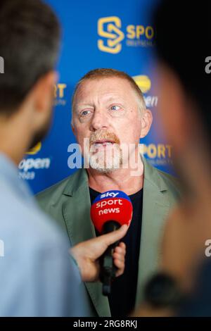 Monaco, Germania. 8 agosto 2023. Tennis: Round mediatico con esperti e commentatori sulla trasmissione degli US Open 2023 a New York da Sportdeutschland.TV. Boris Becker, ex tennista tedesco, rilascia un'intervista dopo la conferenza stampa. Crediti: Matthias Balk/dpa/Alamy Live News Foto Stock