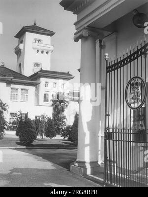 Palazzo del Governo - le porte principali, comprese le insegne reali. Foto Stock