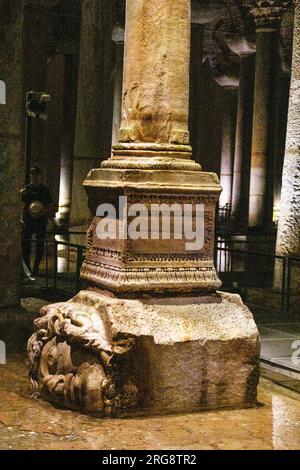 Istanbul, Turchia, Türkiye. Cisterna Basilica, testa di Medusa. Foto Stock