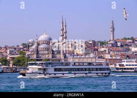 Istanbul, Turchia, Türkiye. Traghetto pendolare in barca a vela di fronte alla nuova Moschea (Yeni Camii, completato nel 1663). Sulla destra si trova la Torre Beyazıt. Foto Stock