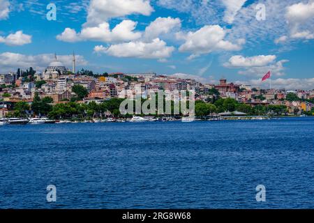 Istanbul, Turchia, Türkiye. Fener District lungo il Corno d'Oro. Il Collegio greco ortodosso di Phanar è il grande edificio in pietra rossa sulla destra. Foto Stock