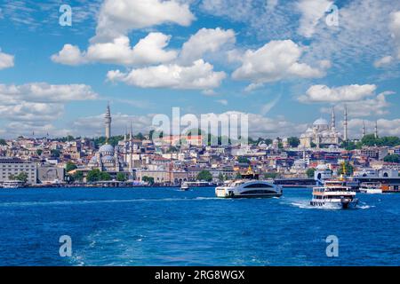 Istanbul, Turchia, Türkiye. Traghetti pendolari sul Corno d'Oro. Moschea Suleymaniye sullo sfondo a destra; nuova Moschea (Yeni Camii) in primo piano a sinistra. Foto Stock