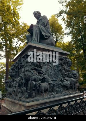 San Pietroburgo, Russia - 29 luglio 2023: Monumento al leggendario russo Ivan Krylov nel giardino estivo Foto Stock