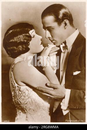 RUDOLPH VALENTINO (1895 - 1926), film romantico italo-americano idol con Gloria Swanson, in Beyond the Rocks, un film muto romantico. Foto Stock