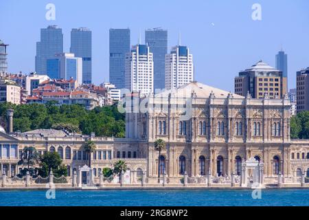 Istanbul, Turchia, Türkiye. Palazzo Dolmabahce visto dal Bosforo. Foto Stock