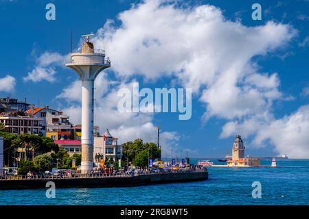 Istanbul, Turchia, Türkiye. Torre di controllo Uskudar per regolare il traffico delle navi che attraversano il Bosforo. Torre della fanciulla (Kiz Kulesi) sullo sfondo. Foto Stock