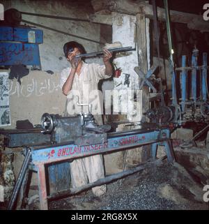 Questa città è dedicata alla produzione di armi ed è effettivamente una fabbrica di armi delle aree tribali circostanti. Questa fotografia mostra un cilindro del fucile che viene controllato. Foto Stock