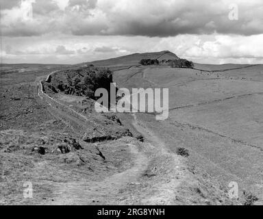 Una vista spettacolare del Vallo di Adriano, vicino a Peel Crag, Northumberland, una sezione ben conservata del muro popolare tra gli escursionisti. Foto Stock