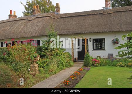 Cottage con tetto in paglia Hale con giardini frontali ordinati, Church End, Hale Village, Halton , Merseyside, INGHILTERRA, REGNO UNITO, L24 4WB Foto Stock