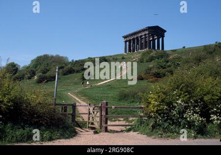 Il Penshaw Monument, vicino a Sunderland, Tyne and Wear, in Inghilterra, fu progettato da John e Benjamin Green ed è dedicato a John George Lambton, i conte di Durham. Costruito nel 1844. Foto scattata nel 2004. Foto Stock