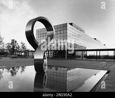 Una moderna fontana a Milton Keynes, Buckinghamshire, Inghilterra. La nuova città di Milton Keynes fu designata dal Parlamento nel 1967. Foto Stock