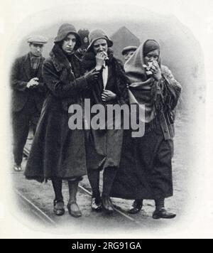 Bickershaw Colliery nel Lancashire, dove il disastro delle miniere di carbone si verificò il 10 ottobre 1932. Un ascensore che trasportava 20 persone cadde nella miniera, uccidendo tutte tranne una persona. Un gruppo di donne in lutto che tornano dalla fossa mortuaria. Foto Stock