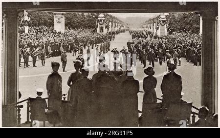 La festa reale George V e Mary Teck guardano dal padiglione del Victoria Memorial, lungo il Mall, mostrando la vista che le Majesties avevano della processione, mentre li preparava, il re che restituiva il saluto dell'ammiraglio Beatty. Foto Stock