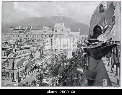 Foto scattata dai tetti della capitale sudafricana, città del Capo. Processione giubilare che passa per le strade con bandiere che sventolano tra i fili del telegrafo. Foto Stock