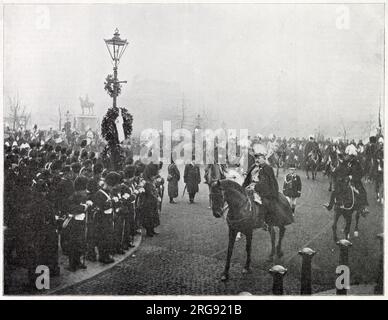 Il funerale della regina Vittoria. Reggia cavalcata passando per il monumento di Wellington, il futuro re, Edoardo VII e il Kaiser Guglielmo II di Germania cavalcando dietro la bara. Foto Stock