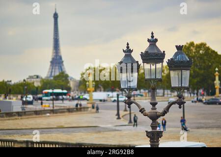 Vista panoramica della Torre Eiffel dal giardino delle Tuileries a Parigi, Francia Foto Stock