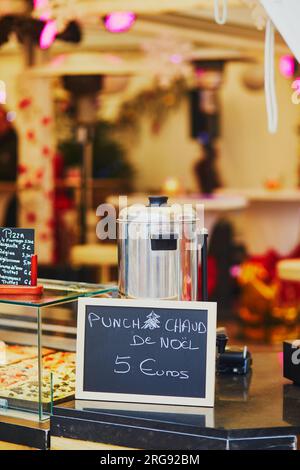 Menu con le parole "pugno di Natale caldo" in francese sul tradizionale mercato di Natale parigino Foto Stock