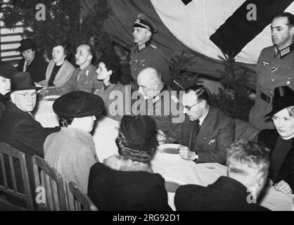 Domenica 20 marzo, i soldati tedeschi, compresi i comandanti militari per il Belgio e la Francia del Nord, mangiano a Bruxelles durante la seconda guerra mondiale Foto Stock