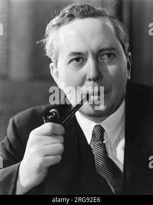 James Harold Wilson, Barone Wilson di Rievaulx, primo ministro laburista britannico. Leader del partito dal 1963, primo Ministro per due mandati, dal 1964-1970 al 1974-1976. Visto qui con il suo marchio pipe. Foto Stock
