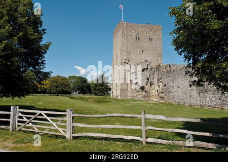 Vista del castello di Portchester, vicino a Portsmouth, Hampshire. Costruito come forte romano alla fine del III secolo, divenne un castello normanno nel XII secolo, Riccardo II ne trasformò parte in un palazzo nel 1396, e Enrico V partì da qui nel 1415. Foto Stock