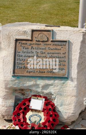 La targa commemorativa nei Falkland Gardens a Gosport, Hampshire, in memoria di coloro che morirono o rimasero feriti durante la campagna del 1982. Foto Stock