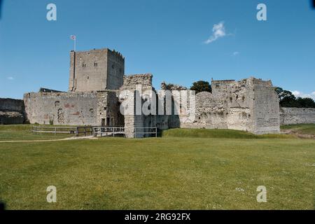 Vista del castello di Portchester, vicino a Portsmouth, Hampshire. Costruito come forte romano alla fine del III secolo, divenne un castello normanno nel XII secolo, Riccardo II ne trasformò parte in un palazzo nel 1396, e Enrico V partì da qui nel 1415. Foto Stock