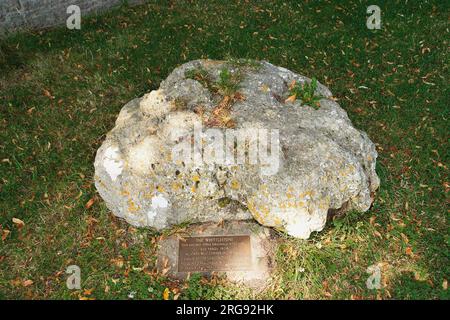 The Whittlestone, una pietra o menhir a Lower Swell, vicino a Chipping Norton, Gloucestershire. È anche conosciuto come Whistlestone, Wissel Stone e Wittelstone. La placca spiega che la pietra è una reliquia dell'età neolitica, circa 2000 a.C., e ha qualche connessione con la sepoltura umana. Foto Stock