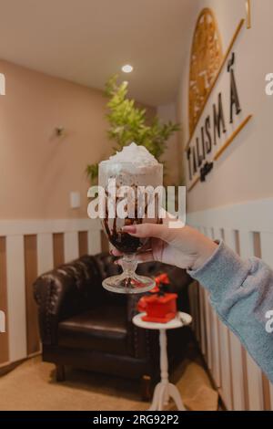 tenendo in mano un caffè al cioccolato freddo Foto Stock