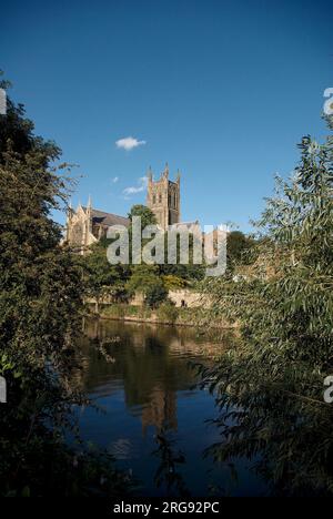 Vista della cattedrale di Worcester dall'altra parte del fiume Severn. La cattedrale fu costruita tra il 1084 e il 1504. Foto Stock