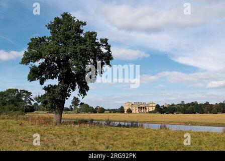 Una vista lontana di Croome Court, vicino a Besford, Worcestershire. La casa è stata progettata da Capability Brown, con interni di Robert Adam. Foto Stock