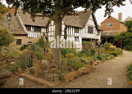 Almonry, Evesham, Worcestershire, vista su un giardino in stile Rocky. L'edificio del XIV secolo era una volta sede dell'Almonero dell'Abbazia benedettina, fondata a Evesham nell'VIII secolo. Dal 1957 l'Almonry è un museo e centro culturale. Foto Stock
