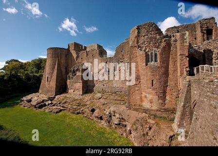 Vista del Castello di Goodrich, vicino a Ross on Wye, Herefordshire. L'edificio fu iniziato alla fine dell'XI secolo dal thegn (thane) Godric, con aggiunte successive. Sorge su una collina vicino al fiume Wye ed è aperto al pubblico. Foto Stock