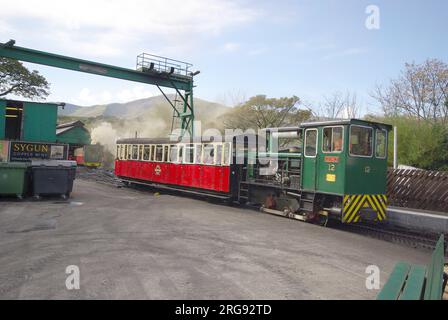 Vista della ferrovia di Snowdon Mountain vicino a Waterfall Halt appena sopra la città di Llanberis nel Gwynedd, Galles del Nord. Dalla stazione di Llanberis il treno passa per la cascata e inizia la ripida salita fino alla cima di Snowdon. Foto Stock