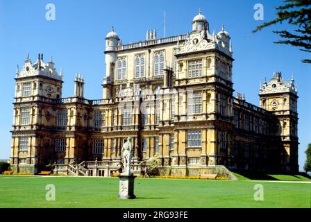 Vista di Wollaton Hall, vicino Lenton, Nottingham, con una statua in primo piano. Impostare in 500 acri del centro storico di Deer Park, la hall è stato progettato da Robert Smythson per Sir Francis Willoughby e completato nel 1588. Ora è la casa di Nottingham il Museo di Storia Naturale. Foto Stock