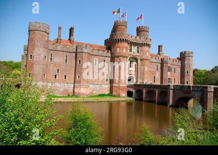 Vista del Castello di Herstmonceux, East Sussex, da tutto il fossato. Foto Stock