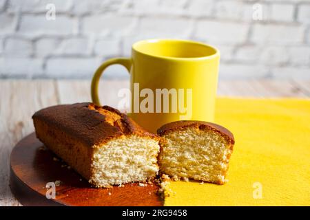 Due pezzi di torta e una tazza di caffè Foto Stock