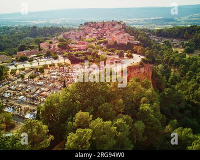 Vista panoramica aerea di Roussillon, Provenza, Francia. Roussillon è conosciuta per i suoi grandi depositi ocra trovati nell'argilla che circonda il villaggio Foto Stock