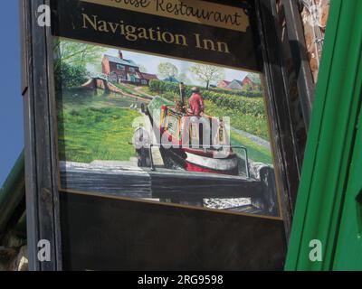 Il cartello del Navigation Inn vicino al Red Bridge sul Montgomery Canal, che si estende dal Galles orientale allo Shropshire nord-occidentale. Foto Stock