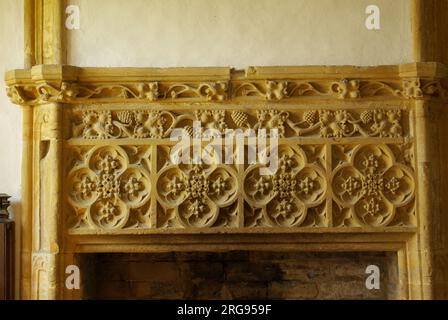 Caminetto intagliato nell'abbazia di Muchelney, un edificio classificato di primo grado nel villaggio di Muchelney, Somerset. Foto Stock