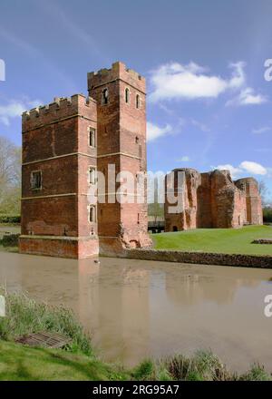Vista del castello di Kirby Muxloe, Leicestershire, una residenza fortificata incompiuta del XV secolo. Mostra un fossato piuttosto fangoso in primo piano. Foto Stock