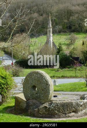 Vecchia pressa per sidro in mostra nel villaggio di Knightwick, Worcestershire, con la chiesa sullo sfondo. Foto Stock