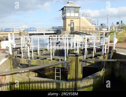 Lowestoft Special Lock, Lowestoft, Suffolk, progettato per ridurre al minimo il flusso di acqua salata in Oulton Broad. Foto Stock