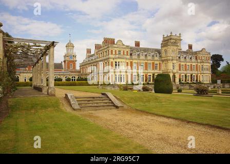 Vista generale di Somerleyton Hall, una casa di campagna classificata di grado II nel villaggio di Somerleyton vicino a Lowestoft, Suffolk. Foto Stock