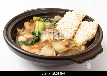 Zuppa di riso glutinosa fritta con frutti di mare su sfondo bianco Foto Stock