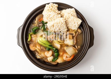 Zuppa di riso glutinosa fritta con frutti di mare su sfondo bianco Foto Stock